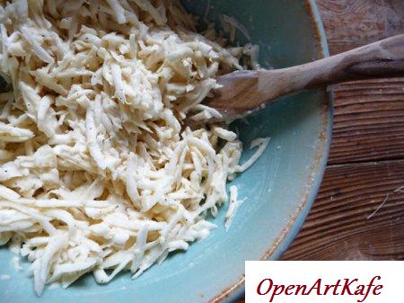 Салат с сельдереем и яблоком