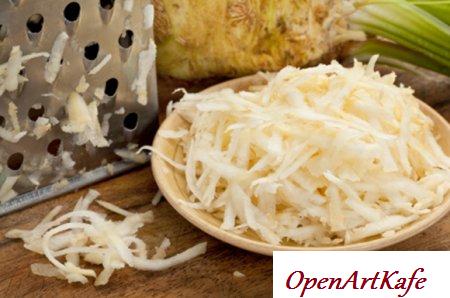 Салат с сельдереем и яблоком