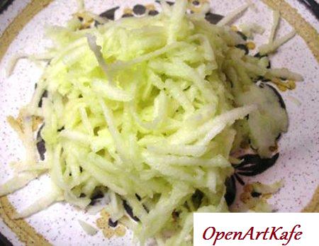 Салат с сельдереем и яблоком