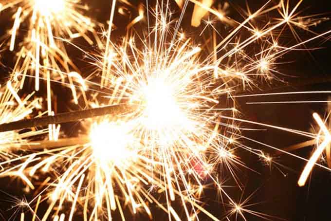 новогодние бенгальские огни. новогодние бенгальские огоньки. салют петарда бенгальский огонек. хлопушки и бенгальские огни. бенгальский новый год.